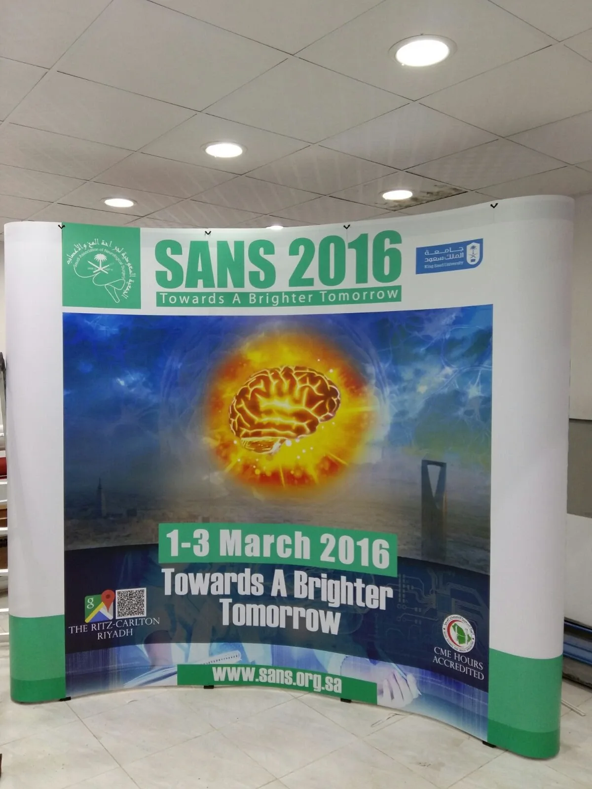 Pop-up roll banner stand